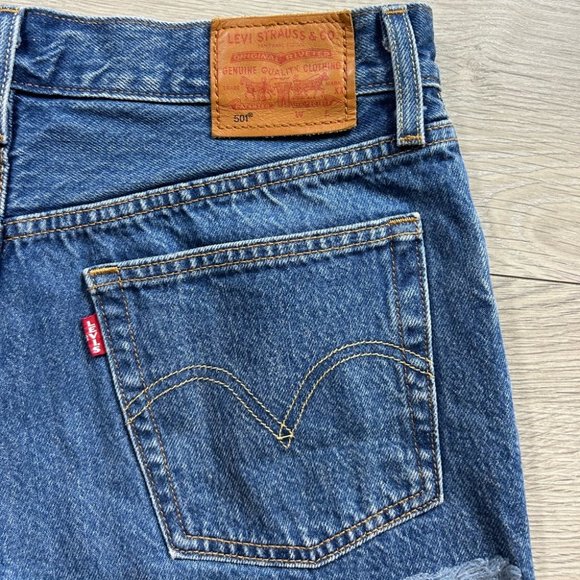 Levi’s 501 Cut Off Raw Hem Medium Wash Jean Shorts - Picture 5 of 10